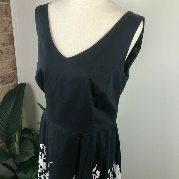 Jacqui E Black Floral Fit Flare Dress Size 12 Sleeveless Corporate Formal V Neck - Picture 3 of 7